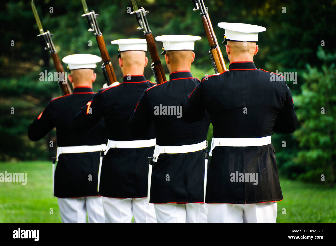 Marine Corps à silencieuse de la Marine Corps Coucher de parade à la Marine Corps War Memorial (Mémorial Iwo Jima) à côté de Arlington National Cemetery Banque D'Images