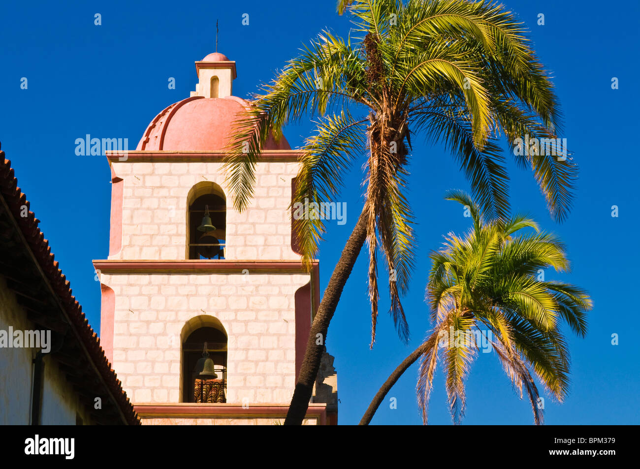Clocher et palmiers au Santa Barbara Mission (Reine des missions), Santa Barbara, Californie Banque D'Images