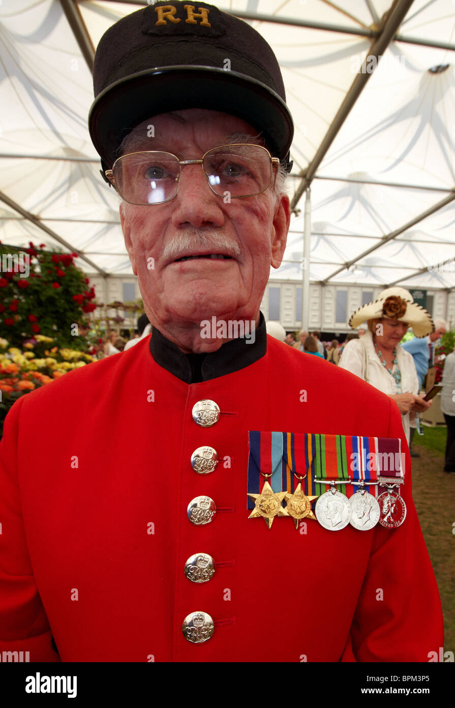 Médailles de guerre sur la tunique rouge d'un pensionné Chelsea Chelsea Flower Show de Londres l'Europe Banque D'Images