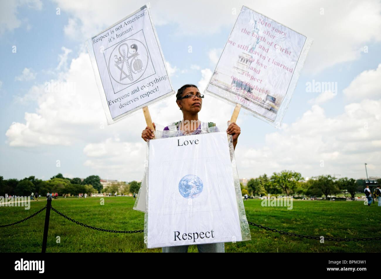 Restore Honor Rally Lincoln Memorial Washington DC // WASHINGTON DC — le commentateur de télévision conservateur Glenn Beck, rassemblement conservateur 'Restore Honor' au Lincoln Memorial sur le National Mall, tenu à l'occasion du 47e anniversaire du célèbre discours du Dr Martin Luther King sur les droits civiques 'I Have a Dream' de 1963. Les orateurs de la scène érigée sur les marches inférieures du Lincoln Memorial comprenaient Beck lui-même ainsi que l'ancienne candidate à la vice-présidence Sarah Palin. Un participant tient des signes prônant l'amour et le respect universels, avec des messages comme "le respect n'est pas américain, c'est humain !" et '20 Banque D'Images