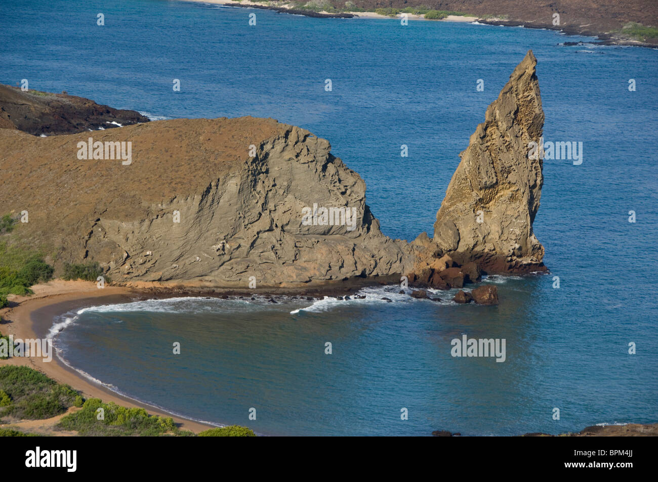 L'Equateur, Galapagos, Bartolome, Sullivan Bay. Formation établissement emblématique, Pinnacle Rock, le reste de cône de tuf volcanique. Banque D'Images