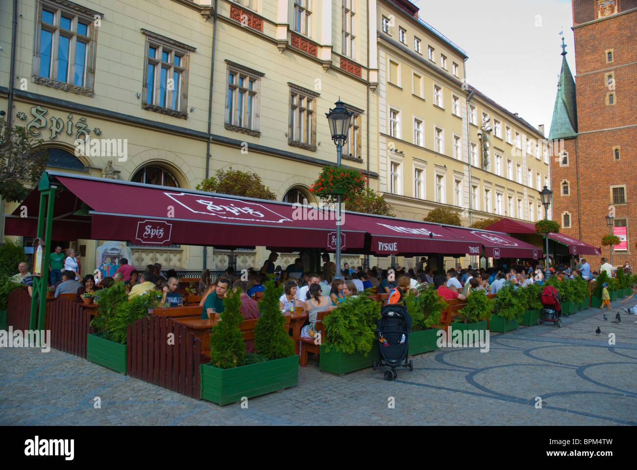 Esteryn bar et terrasse de restaurant à la place principale Rynek Wroclaw Silésie Pologne Europe Banque D'Images