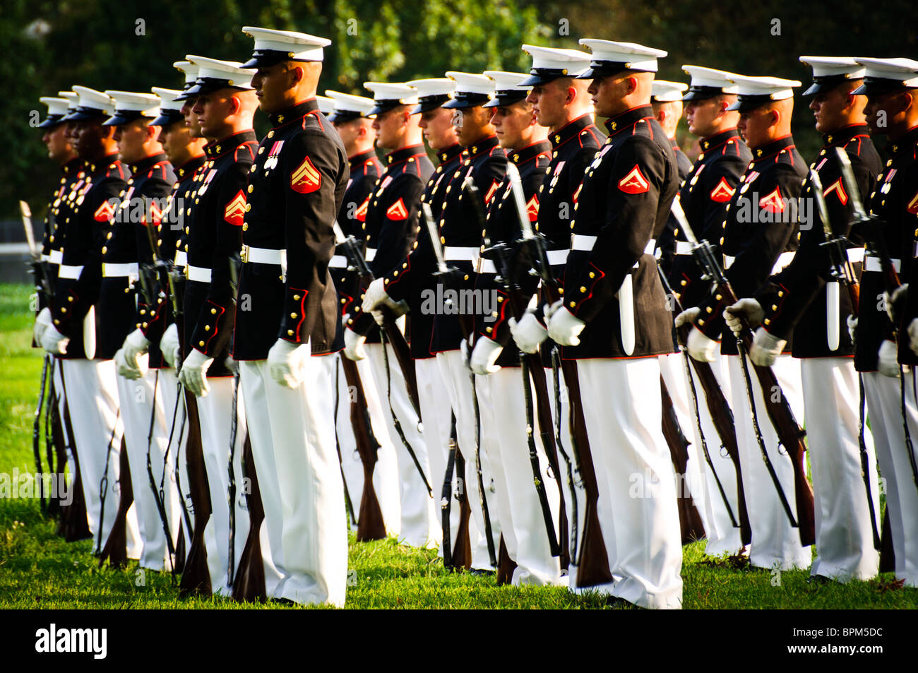 Marine Corps à silencieuse de la Marine Corps Coucher de parade à la Marine Corps War Memorial (Mémorial Iwo Jima) à côté de Arlington National Cemetery Banque D'Images