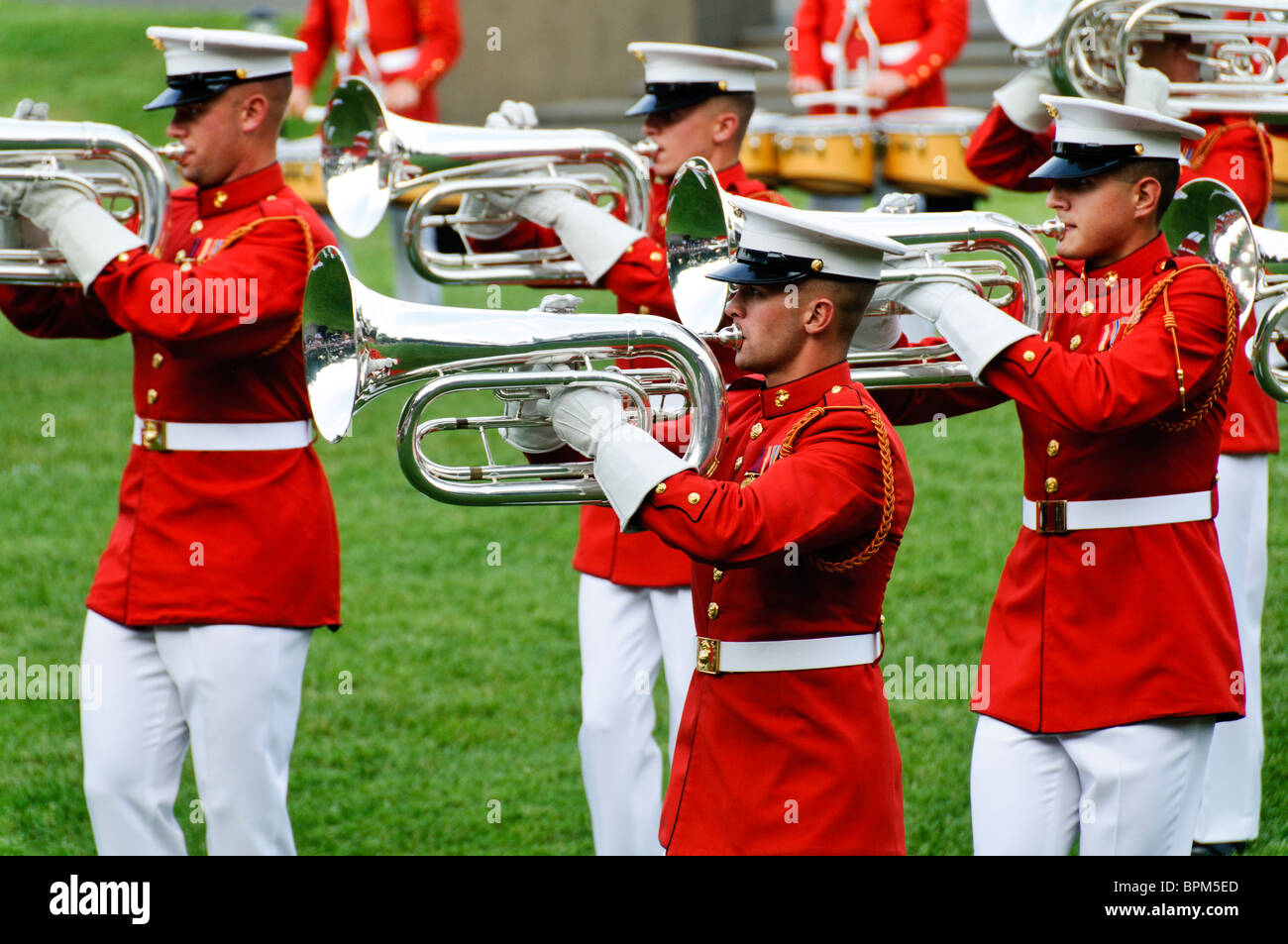 United States Marine Corps de tambours et clairons, connu comme 'le commandant lui-même, à l' Marine Corps Coucher de parade à la Marine Corps Memorial (Mémorial Iwo Jima) à côté de Arlington National Cemetery. Banque D'Images