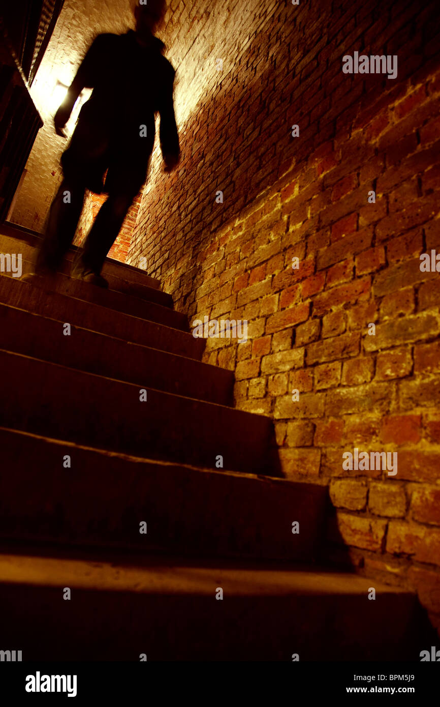 Silhouette d'homme marchant dans les escaliers Banque D'Images