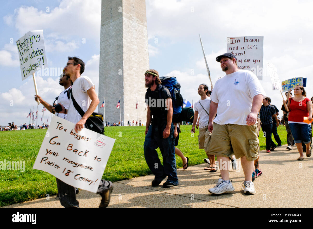 Restore Honor Rally Lincoln Memorial Washington DC // WASHINGTON DC — le commentateur de télévision conservateur Glenn Beck, rassemblement conservateur 'Restore Honor' au Lincoln Memorial sur le National Mall, tenu à l'occasion du 47e anniversaire du célèbre discours du Dr Martin Luther King sur les droits civiques 'I Have a Dream' de 1963. Les orateurs de la scène érigée sur les marches inférieures du Lincoln Memorial comprenaient Beck lui-même ainsi que l'ancienne candidate à la vice-présidence Sarah Palin. L'image montre des participants ou des contre-manifestants marchant près du Washington Monument, certains portant des pancartes exprimant leur dissidence Banque D'Images