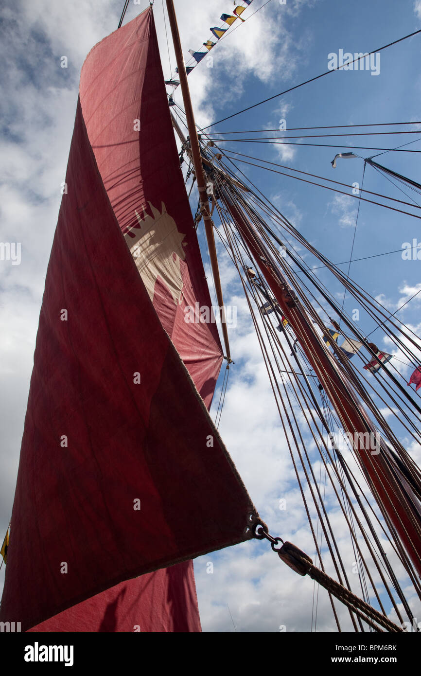 Un voile rouge d'un vieux bateau, voile d'Amsterdam 2010 Banque D'Images