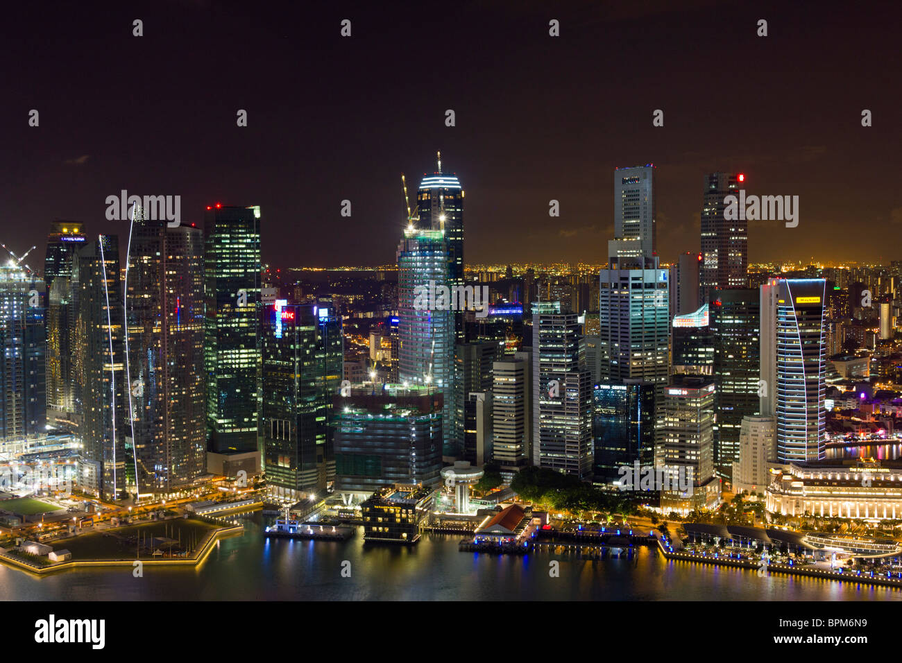 Voir des bâtiments autour de Marina Bay, Singapour de nuit Banque D'Images