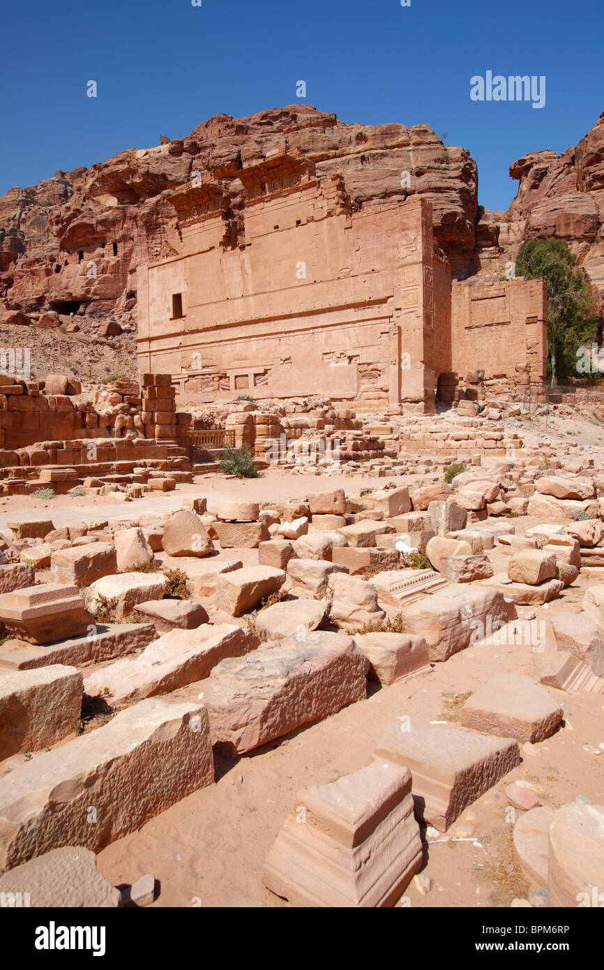 Le Temple d'Dushares (Qasr al Bint) et la rue Colonnade, Petra, Jordanie Banque D'Images