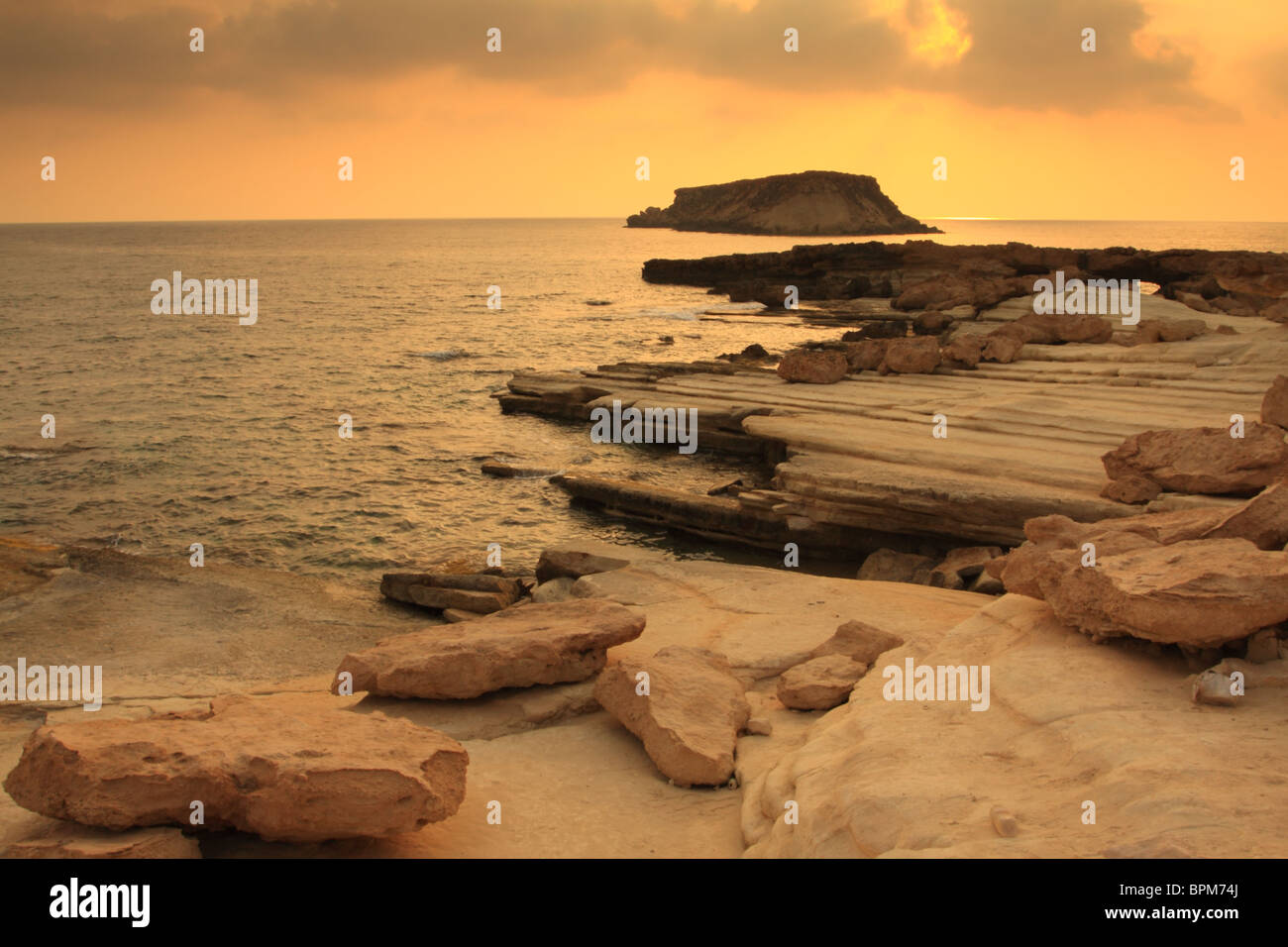 (Yeronisos Geronisos) île calcaire avec des rochers en premier plan, au large du port d'Agios Georgios, Chypre, Europe Banque D'Images