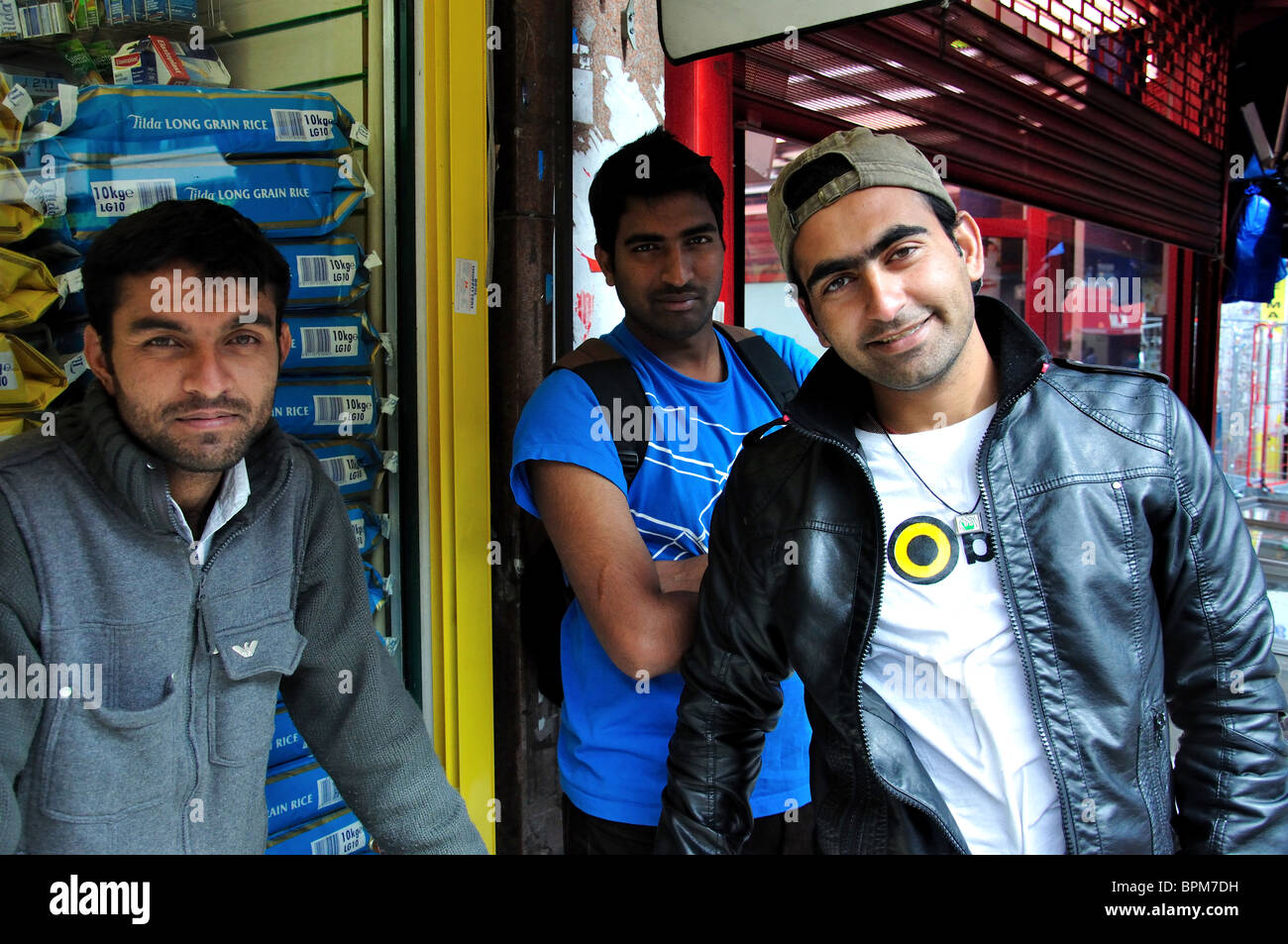 Les jeunes hommes par stall, marché de Brixton, Electric Avenue, Brixton, London Borough of Lambeth, Greater London, Angleterre, Royaume-Uni Banque D'Images