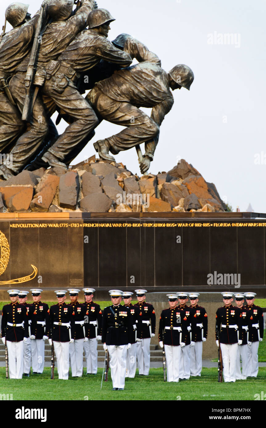 ARLINGTON, Virginie, États-Unis — le Marine corps Silent Drill Platoon se produit lors de la Marines corps Sunset Parade tenue au Marine corps War Memorial, également connu sous le nom de Iwo Jima Memorial, situé près du cimetière national d'Arlington. Le peloton est réputé pour sa précision et sa discipline, mettant en valeur les compétences cérémonielles du corps des Marines des États-Unis. Banque D'Images