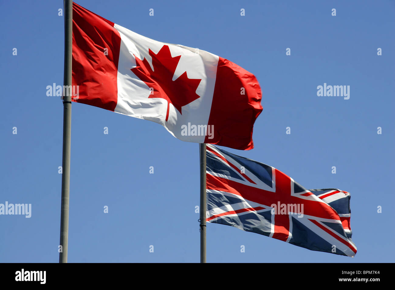 Les drapeaux canadiens et britanniques Banque D'Images