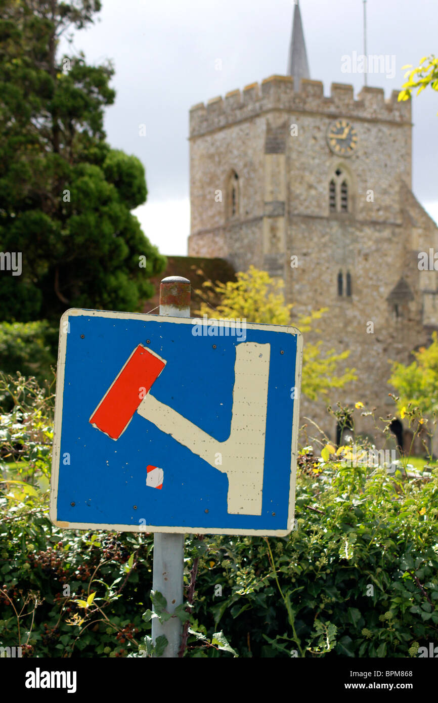 Dead End sign avec une église en arrière-plan Banque D'Images