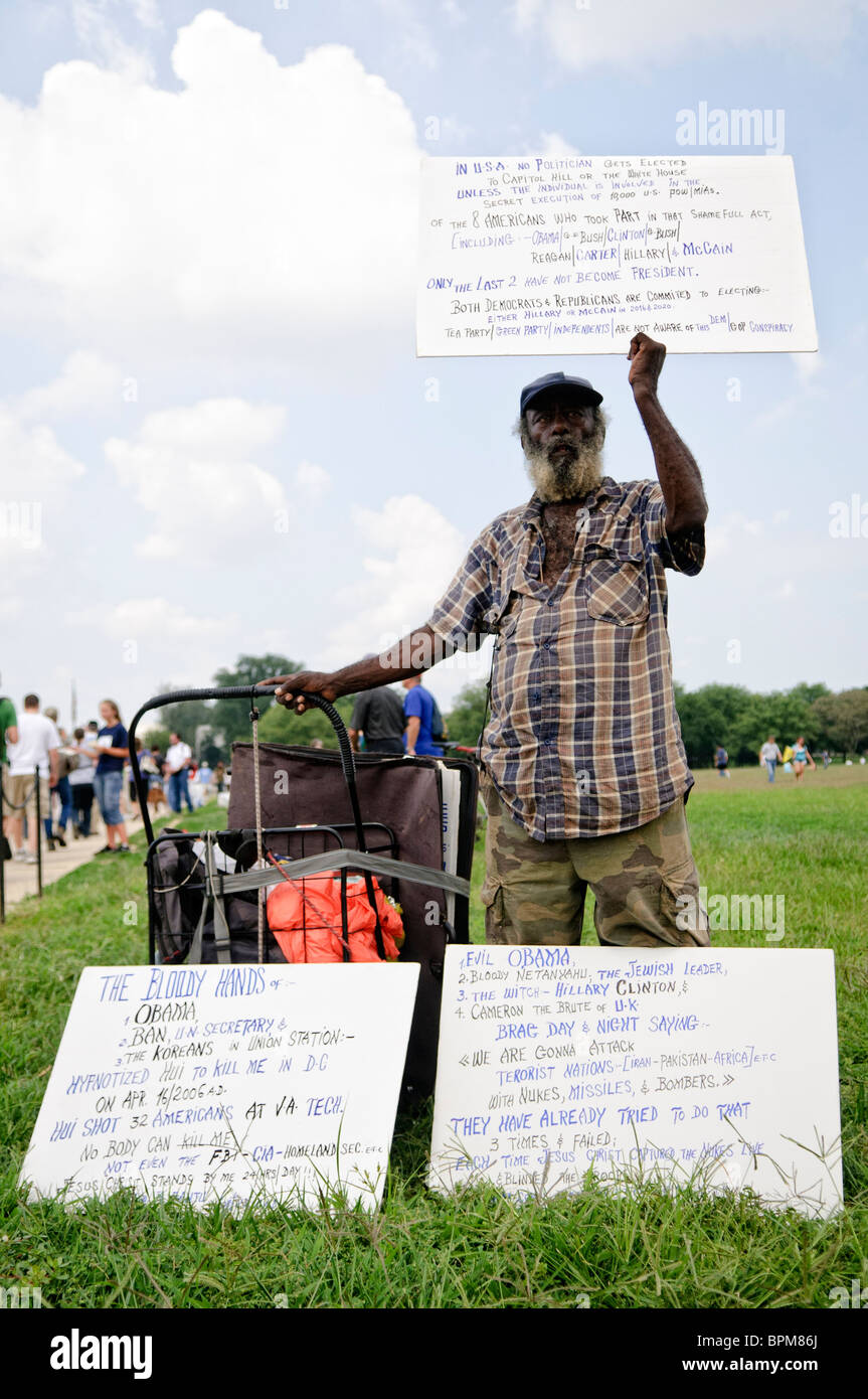 Glenn Beck Restore Honor Rally Washington DC // WASHINGTON DC — le commentateur de télévision conservateur Glenn Beck's Restore Honor' Rally au Lincoln Memorial sur le National Mall, tenu à l'occasion du 47e anniversaire du célèbre discours du Dr Martin Luther King sur les droits civiques 'I Have a Dream' de 1963. Un participant au rassemblement tient une pancarte et affiche les autres avec des messages manuscrits, reflétant diverses opinions politiques et liées au complot. Les orateurs de la scène érigée sur les marches inférieures du Lincoln Memorial comprenaient Beck lui-même ainsi que l'ancienne candidate à la vice-présidence Sarah P. Banque D'Images