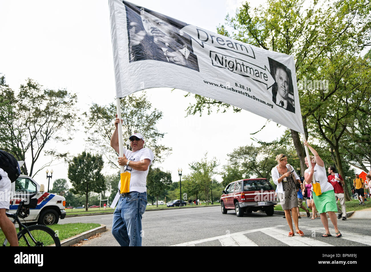Restore Honor Rally Lincoln Memorial Washington DC // WASHINGTON DC — le rassemblement conservateur « Restore Honor » du commentateur de télévision conservateur Glenn Beck a eu lieu au Lincoln Memorial sur le National Mall, tenu à l'occasion du 47e anniversaire du célèbre discours sur les droits civiques du Dr Martin Luther King intitulé « I Have a Dream » de 1963. Les orateurs de la scène érigée sur les marches inférieures du Lincoln Memorial comprenaient Beck lui-même ainsi que l'ancienne candidate à la vice-présidence Sarah Palin. Les participants se sont rassemblés sur le National Mall, certains portant des bannières reflétant diverses perspectives sur les thèmes de l'événement, Banque D'Images