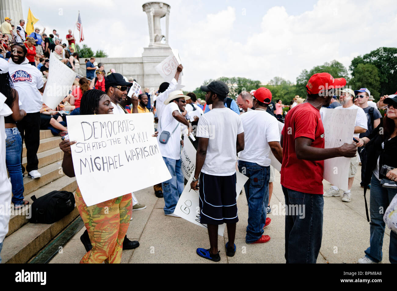 Restore Honor Rally Lincoln Memorial Washington DC // WASHINGTON DC — le commentateur de télévision conservateur Glenn Beck, rassemblement conservateur 'Restore Honor' au Lincoln Memorial sur le National Mall, tenu à l'occasion du 47e anniversaire du célèbre discours du Dr Martin Luther King sur les droits civiques 'I Have a Dream' de 1963. Les orateurs de la scène érigée sur les marches inférieures du Lincoln Memorial comprenaient Beck lui-même ainsi que l'ancienne candidate à la vice-présidence Sarah Palin. Banque D'Images