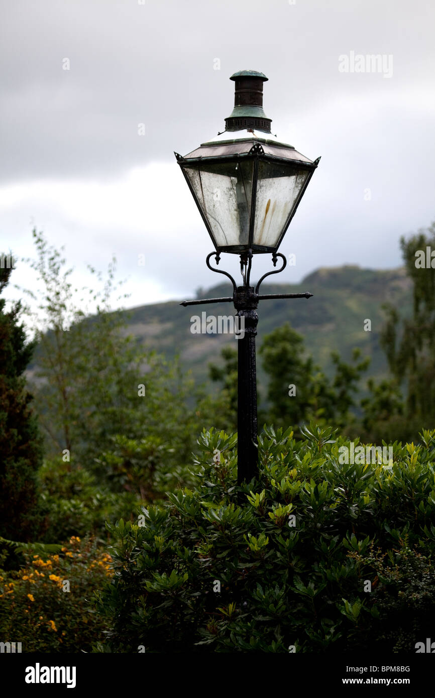 Ancienne lampe à gaz transformé en électricité dans les jardins d'une  résidence privée donnant sur la vallée de Langdale, Angleterre Photo Stock  - Alamy