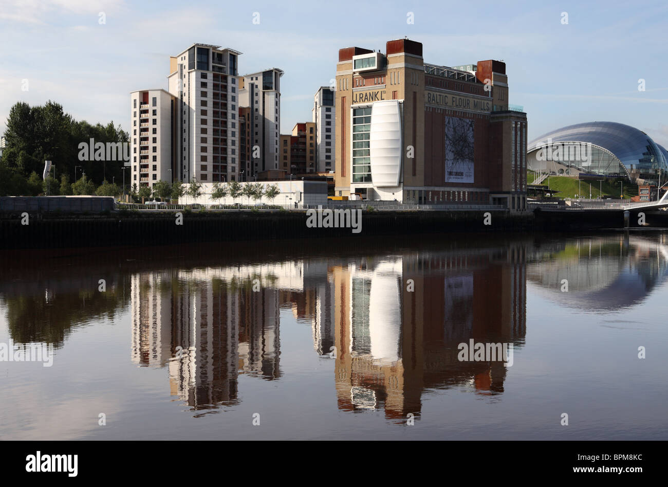 Gateshead appartements et de la Baltique arts centre reflète dans la rivière Tyne. Angleterre, Royaume-Uni. Banque D'Images