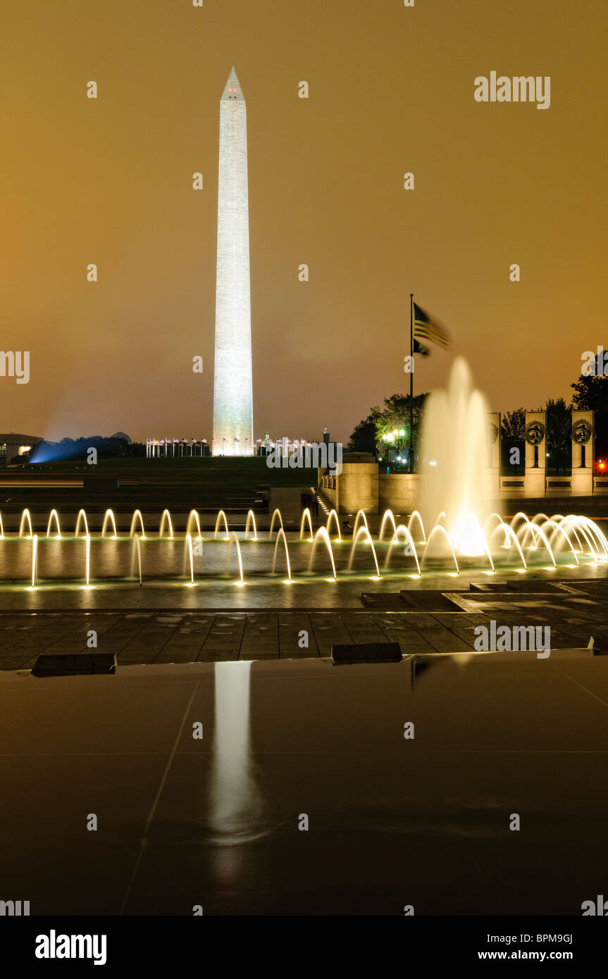 WASHINGTON DC, États-Unis — la fontaine illuminée du Mémorial national de la seconde Guerre mondiale sur le National Mall la nuit. La fontaine, élément central du mémorial, se reflète magnifiquement sur l'eau calme, créant une scène nocturne sereine et poignante honorant ceux qui ont servi pendant la seconde Guerre mondiale Banque D'Images