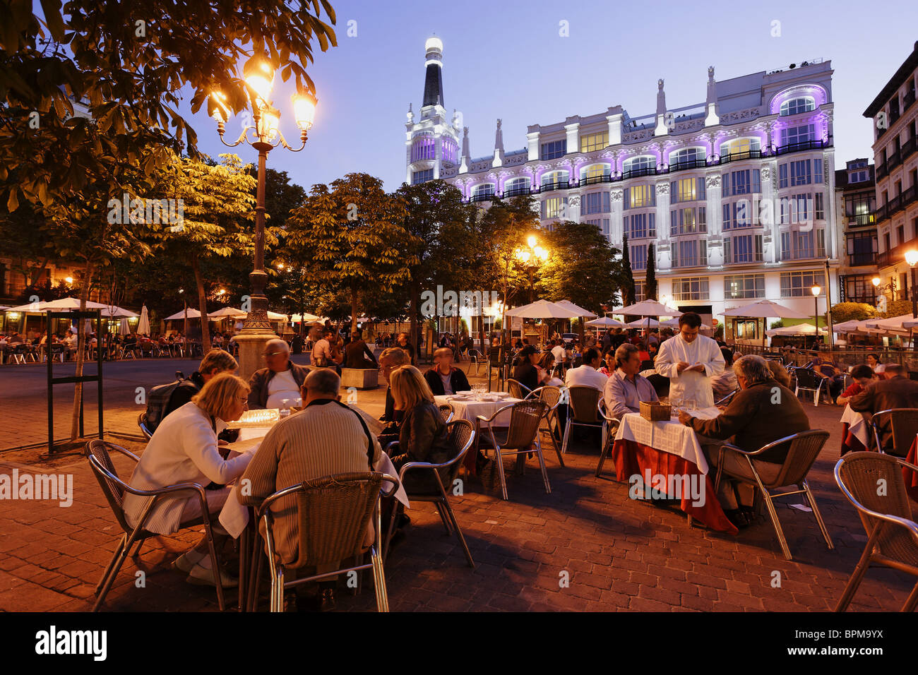 Cafés Plaça Sant'Ana dans la soirée, l'Hôtel ME Madrid Reina Victoria en arrière-plan, Calle de Huertas, Madrid, Espagne Banque D'Images