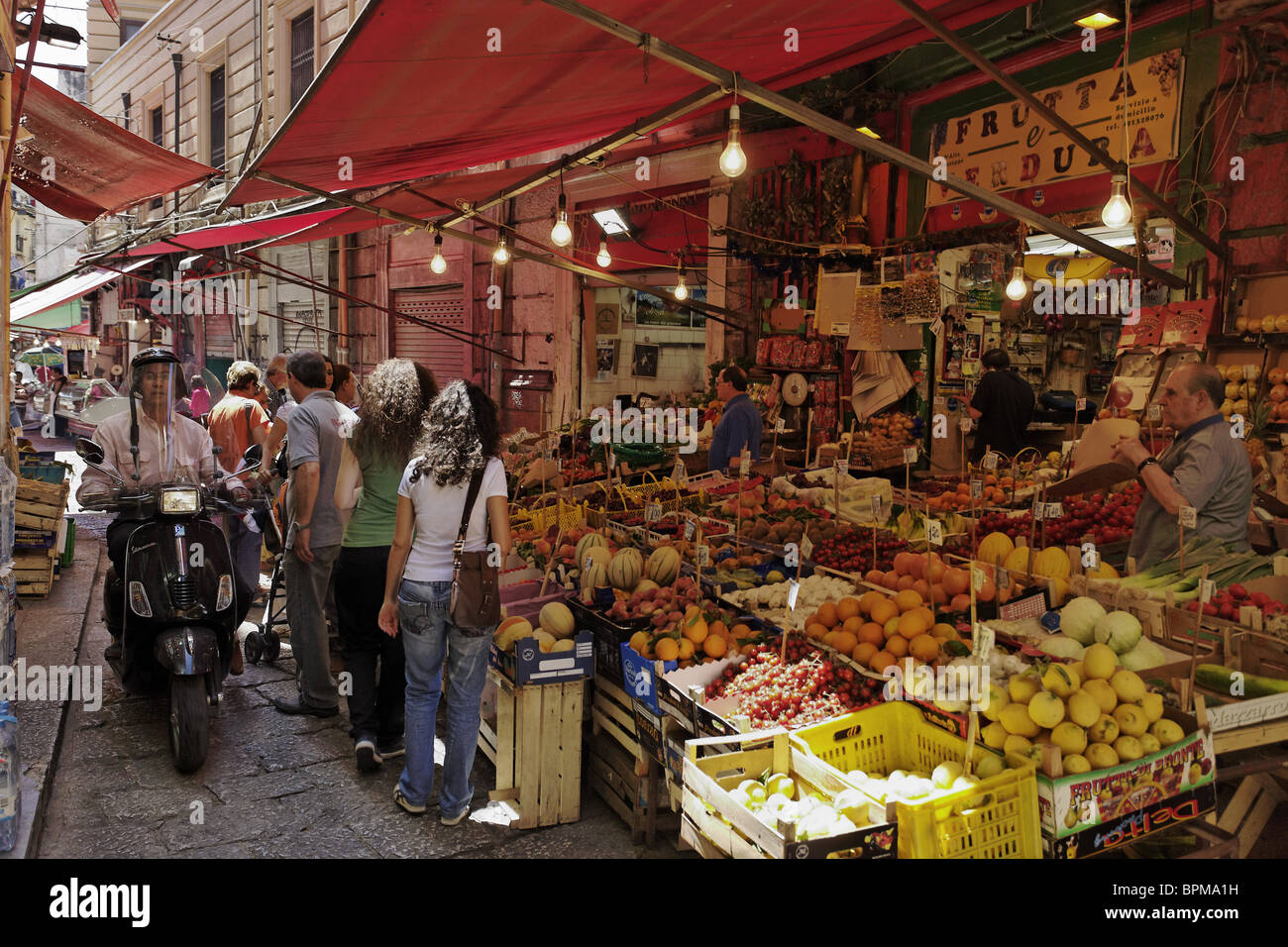 Vendeur de fruits et légumes, la Vucciria, Palerme, Sicile, Italie Banque D'Images