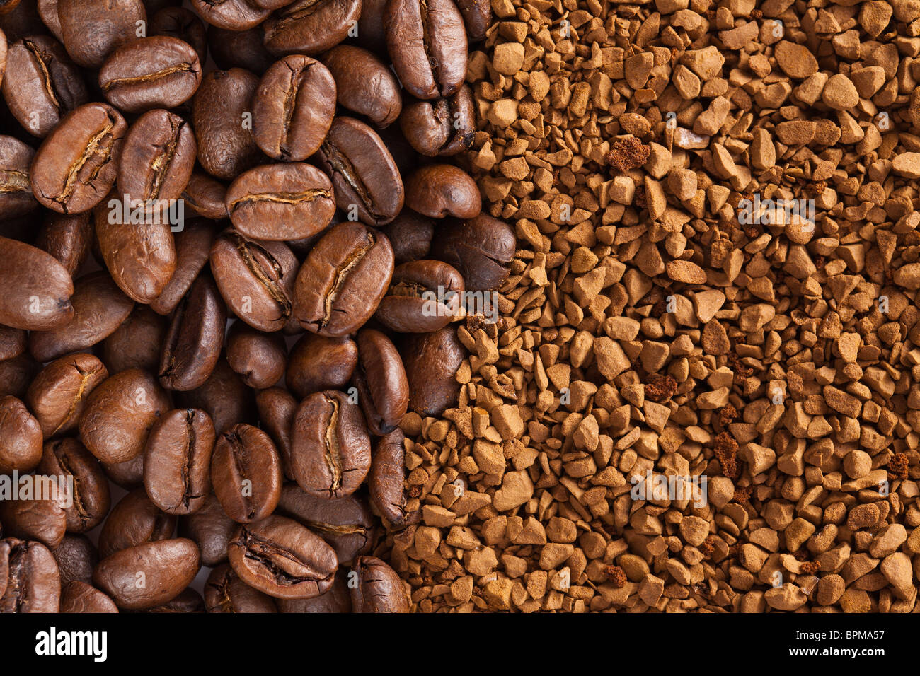 Le café instantané en poudre et les grains de café Banque D'Images