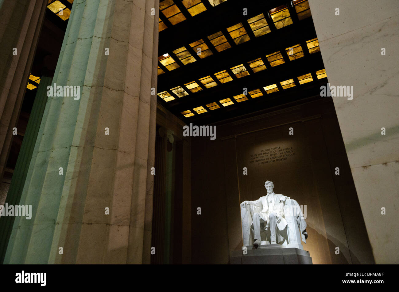 Lincoln Memorial Abraham Lincoln Statue Washington DC // WASHINGTON DC — la statue d'Abraham Lincoln à l'intérieur du Lincoln Memorial la nuit. La statue illuminée du 16e président des États-Unis crée une atmosphère solennelle et majestueuse dans le monument du National Mall. La statue, conçue par le sculpteur Daniel Chester French, est un symbole central de l'histoire et de la démocratie américaines. Banque D'Images