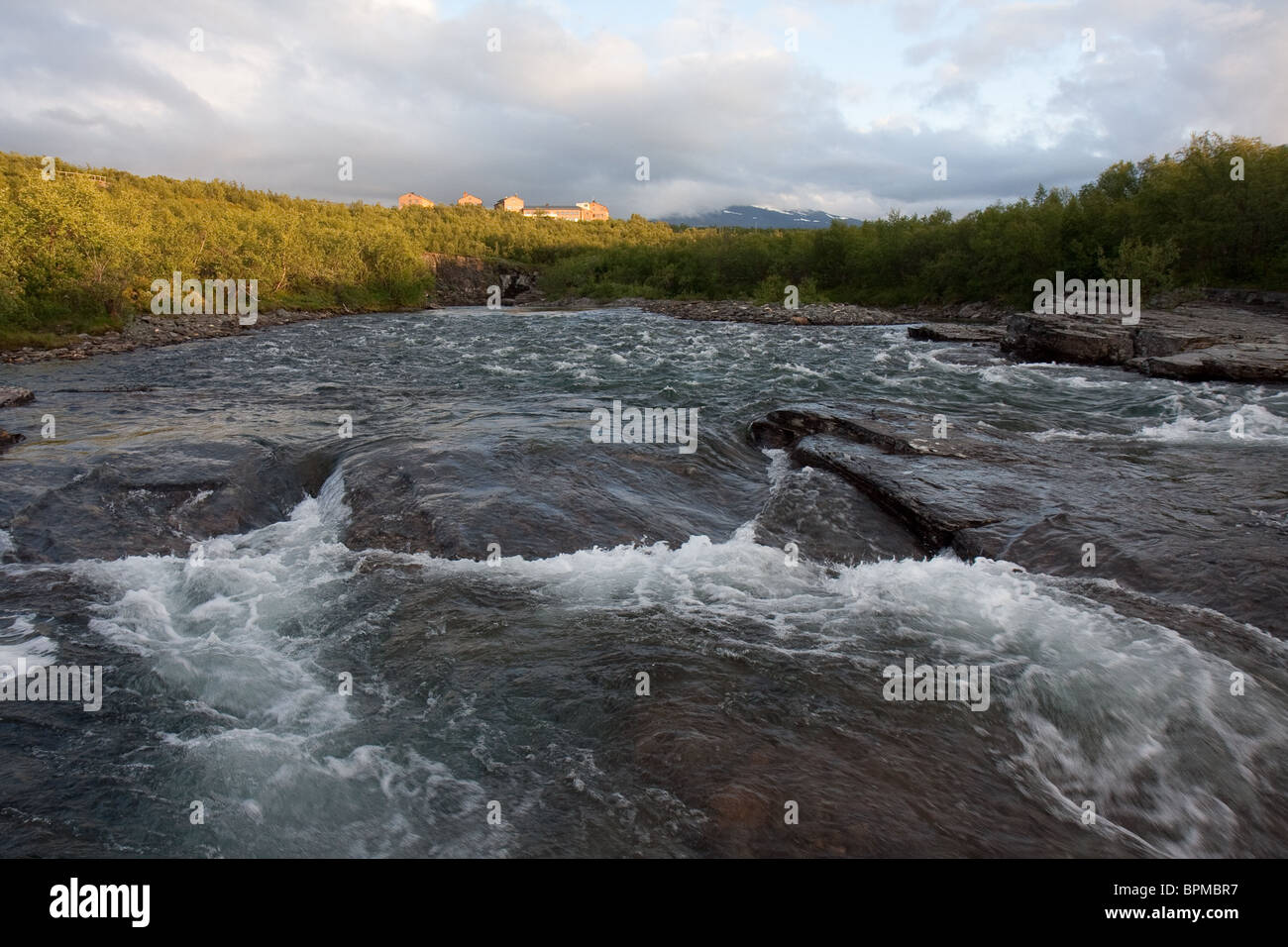 Abisko National Park dans le nord de la Suède. Abiskojakka Tornetrask à rivière près de lac Banque D'Images