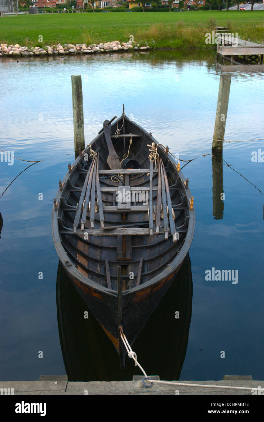 Réplique du bateau de viking Krakan île Féroé chez fjord de Roskilde Danemark Europe Banque D'Images