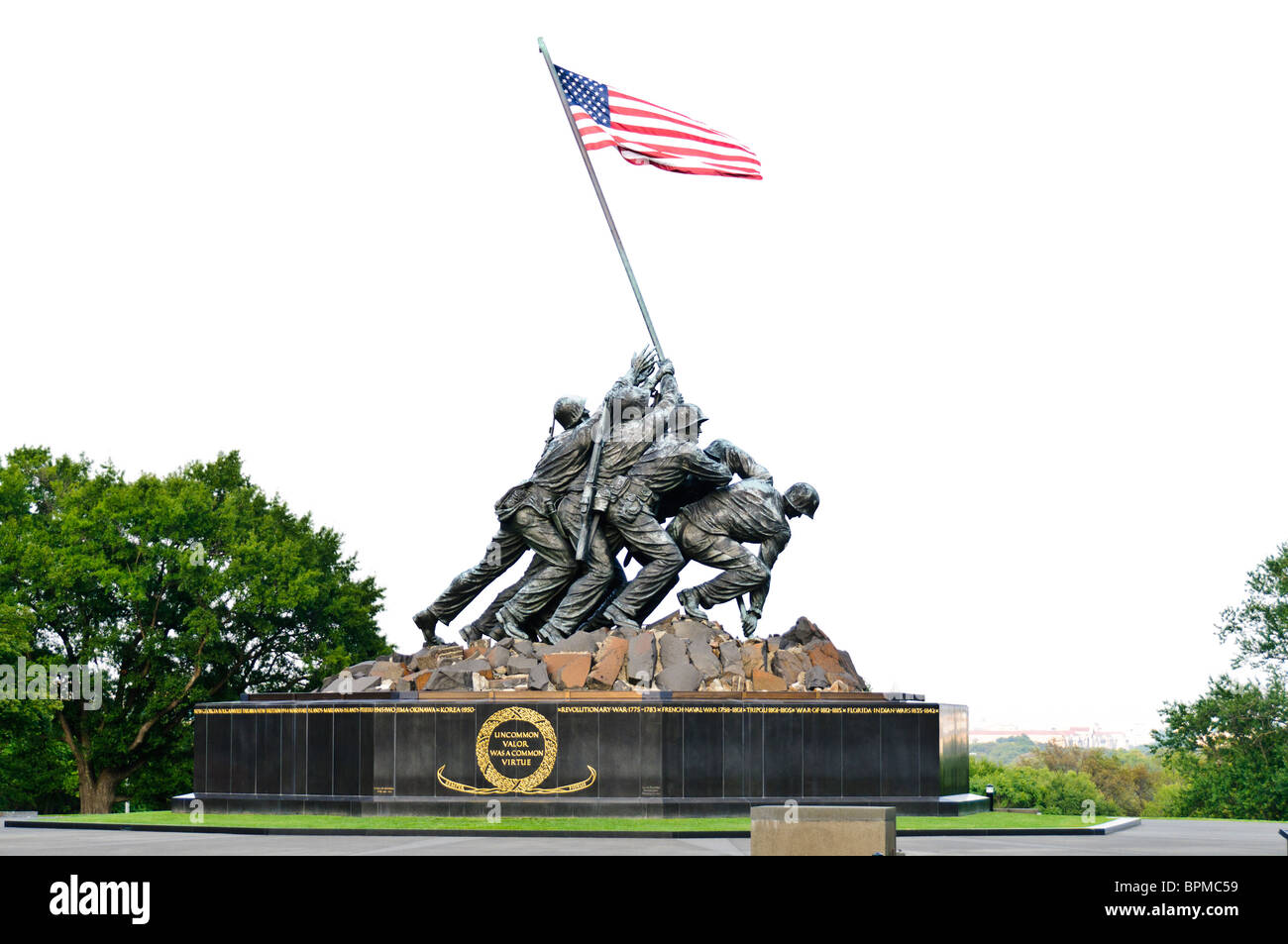 Le Marine Corps War Memorial (souvent connue sous le nom de l'Iwo Jima Memorial) à côté de Arlington National Cemetery. C'est la plus grande statue de bronze dans le monde entier et conçu par Felix de Weldon basée sur la fameuse photo le drapeau sur Iwo Jima, prises au cours de la bataille d'Iwo Jima par Joe Rosenthal, photographe de l'Associated Press. Banque D'Images
