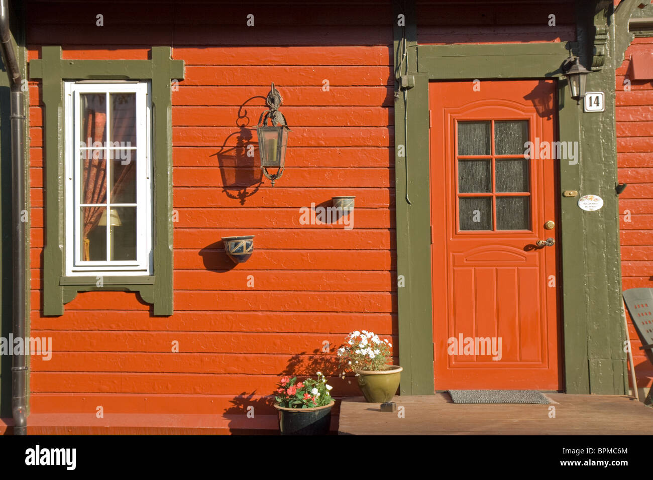 Maison typique du nord de l'Europe porte rouge à Narvik, Norvège Banque D'Images