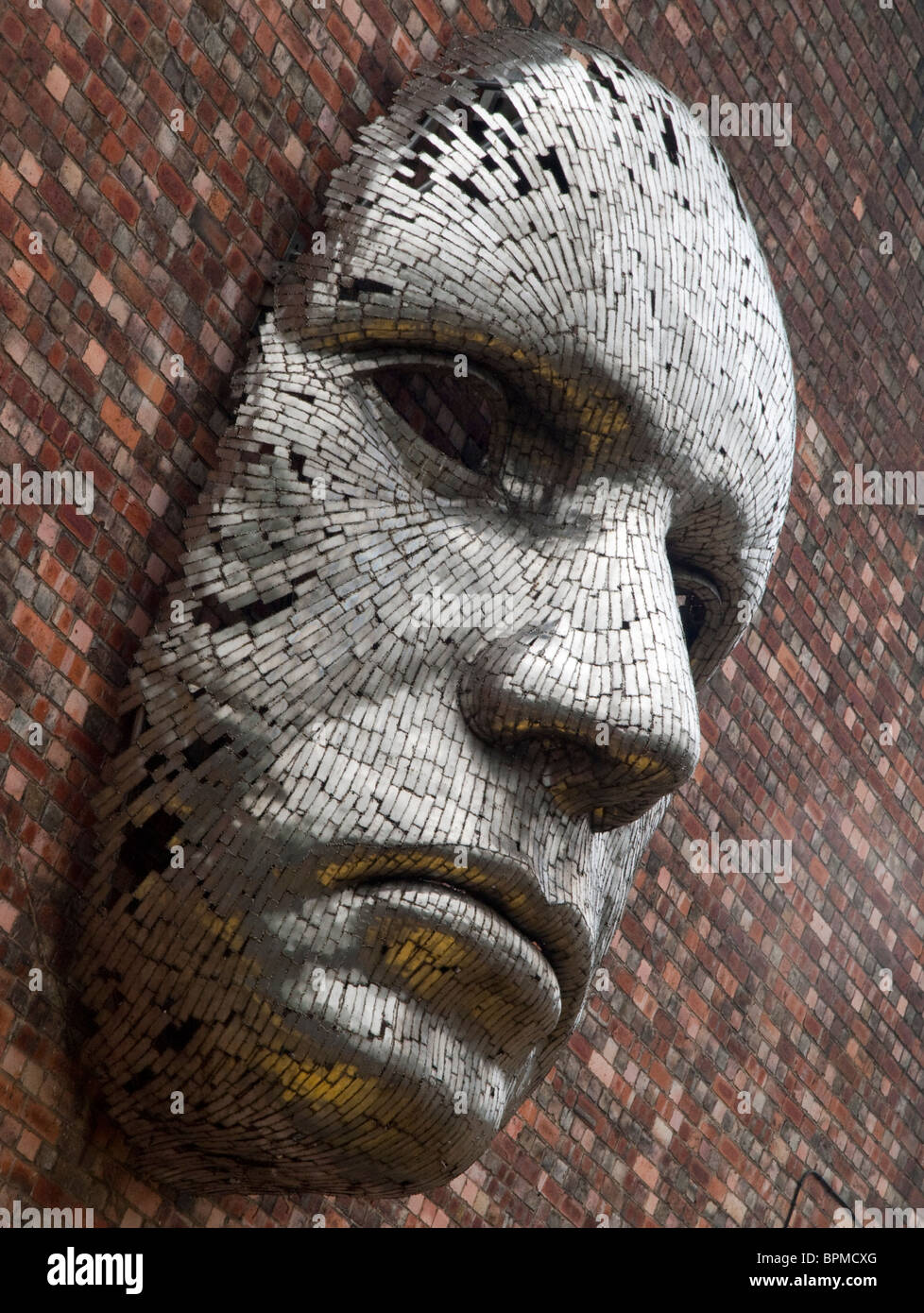 Sculpture à face métallique sur le mur extérieur de la ville de Lincoln, Lincolnshire England UK Banque D'Images