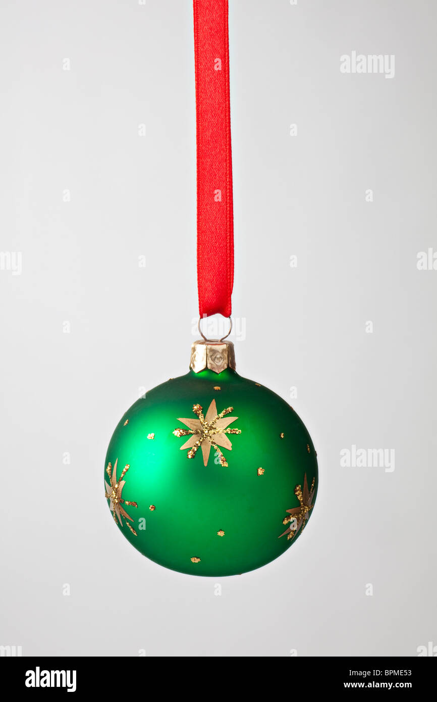 Ornement de Noël vert sur ruban rouge Banque D'Images