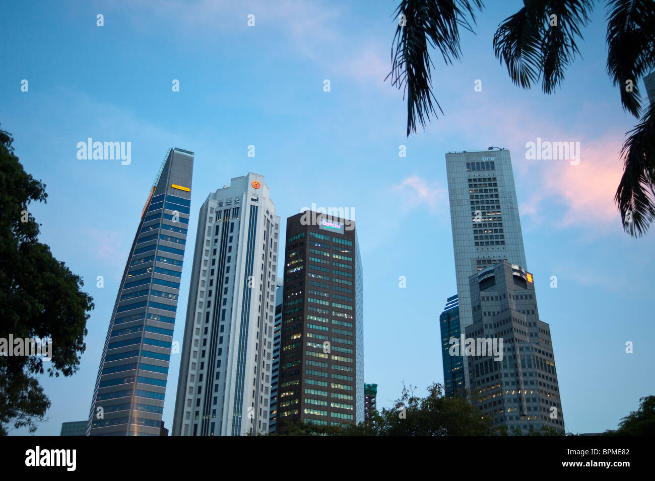 Voir des bâtiments autour de Marina Bay à Singapour, au crépuscule Banque D'Images