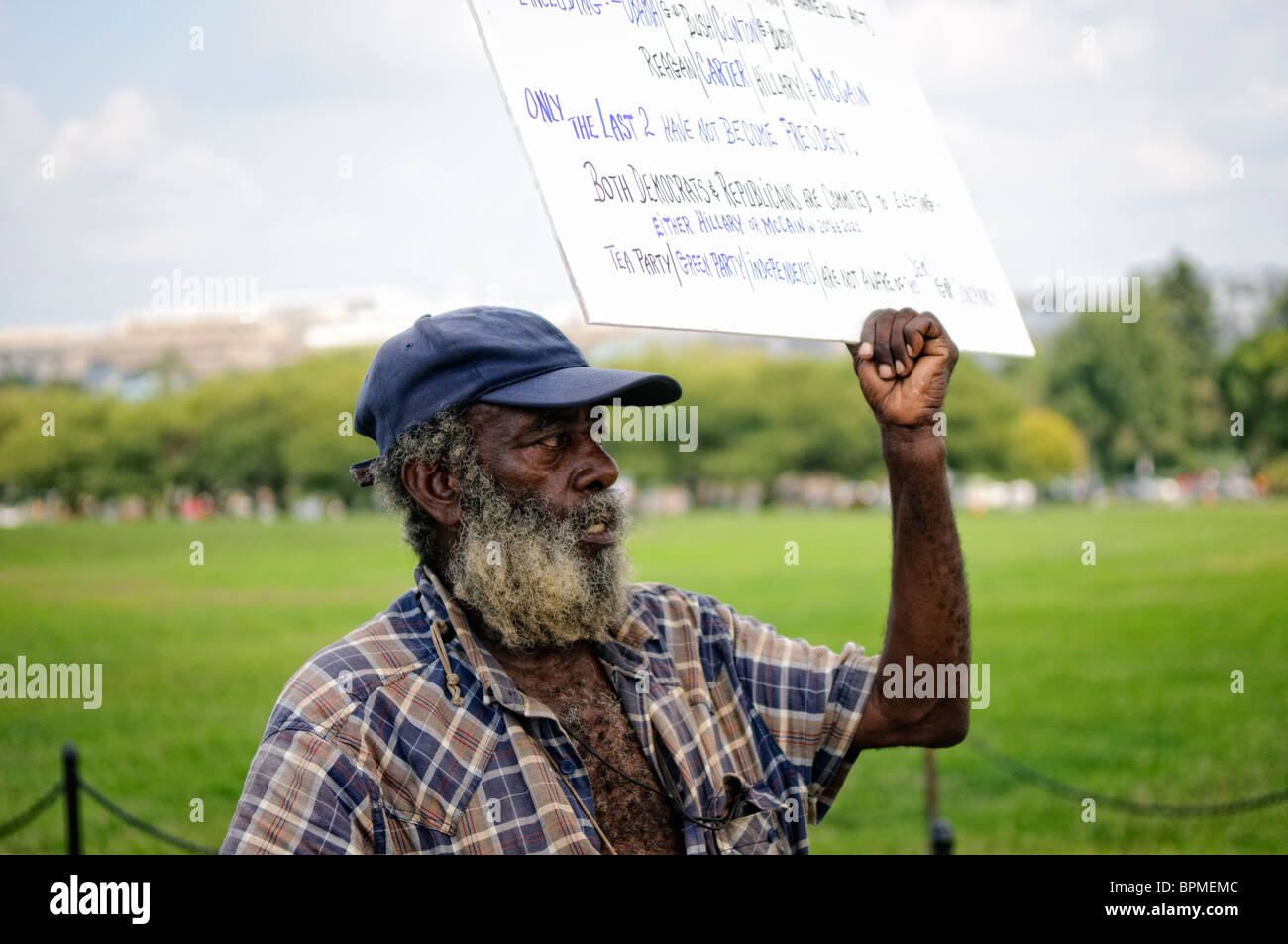 Glenn Beck Restore Honor Rally Washington DC // WASHINGTON DC — le commentateur de télévision conservateur Glenn Beck's Restore Honor' Rally au Lincoln Memorial sur le National Mall, tenu à l'occasion du 47e anniversaire du célèbre discours du Dr Martin Luther King sur les droits civiques 'I Have a Dream' de 1963. Les orateurs de la scène érigée sur les marches inférieures du Lincoln Memorial comprenaient Beck lui-même ainsi que l'ancienne candidate à la vice-présidence Sarah Palin. Un homme avec une barbe et une casquette de baseball, probablement un participant ou un observateur, tient une pancarte manuscrite avec un commentaire politique, faisant référence à pas Banque D'Images
