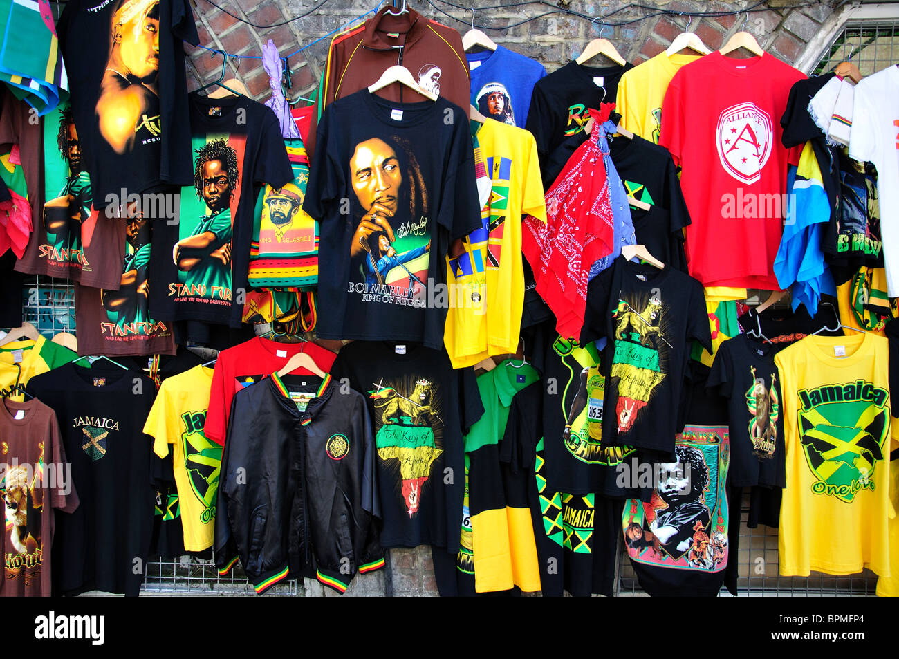 T-shirts colorés pour la vente, marché de Brixton, Brixton, London Borough of Lambeth, Greater London, Angleterre, Royaume-Uni Banque D'Images