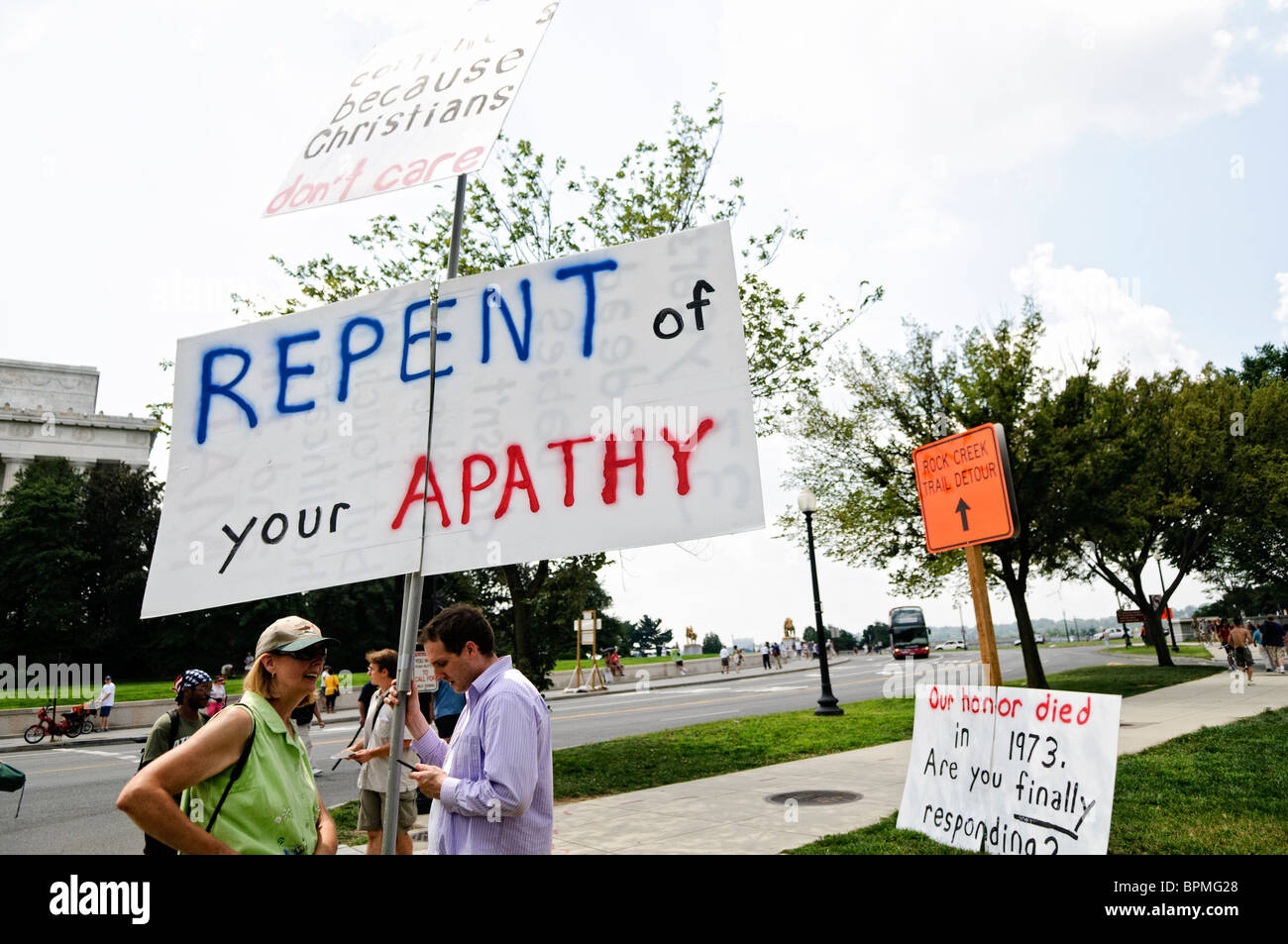 Manifestations de protestation Washington DC // WASHINGTON DC — le commentateur conservateur Glenn Beck a organisé un rassemblement conservateur 'Restore Honor' au Lincoln Memorial sur le National Mall, à l'occasion du 47e anniversaire du célèbre discours du Dr Martin Luther King sur les droits civiques 'I Have a Dream' de 1963. Les orateurs de la scène érigée sur les marches inférieures du Lincoln Memorial comprenaient Beck lui-même ainsi que l'ancienne candidate à la vice-présidence Sarah Palin. Les participants sont vus tenant divers panneaux, y compris celui qui dit "REPENTEZ-VOUS de votre APATHIE" et un autre questionnant, "notre honneur est mort en 1973. Es-tu fi Banque D'Images