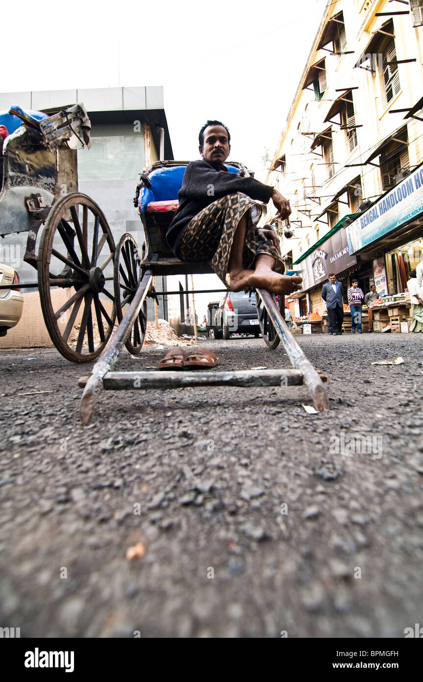 Une main tiré de l'extracteur de pousse-pousse dans la vieille et ruelles de Calcutta. Banque D'Images