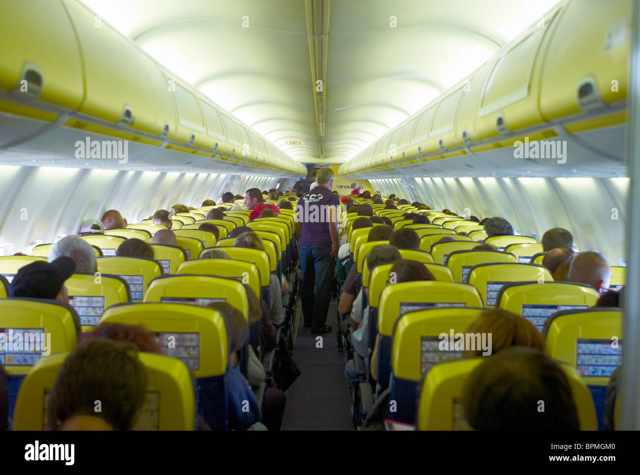 Passagers dans la cabine d'un avion en vol Ryanair Banque D'Images