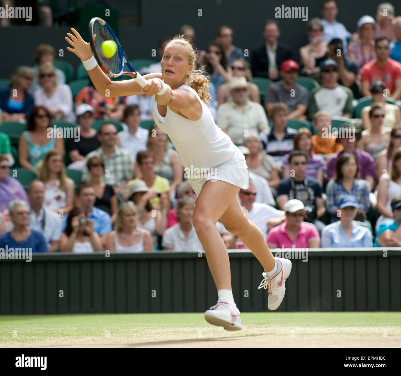 Petra Kvitova (CZE) en action au cours de la Tennis de Wimbledon 2010 Banque D'Images