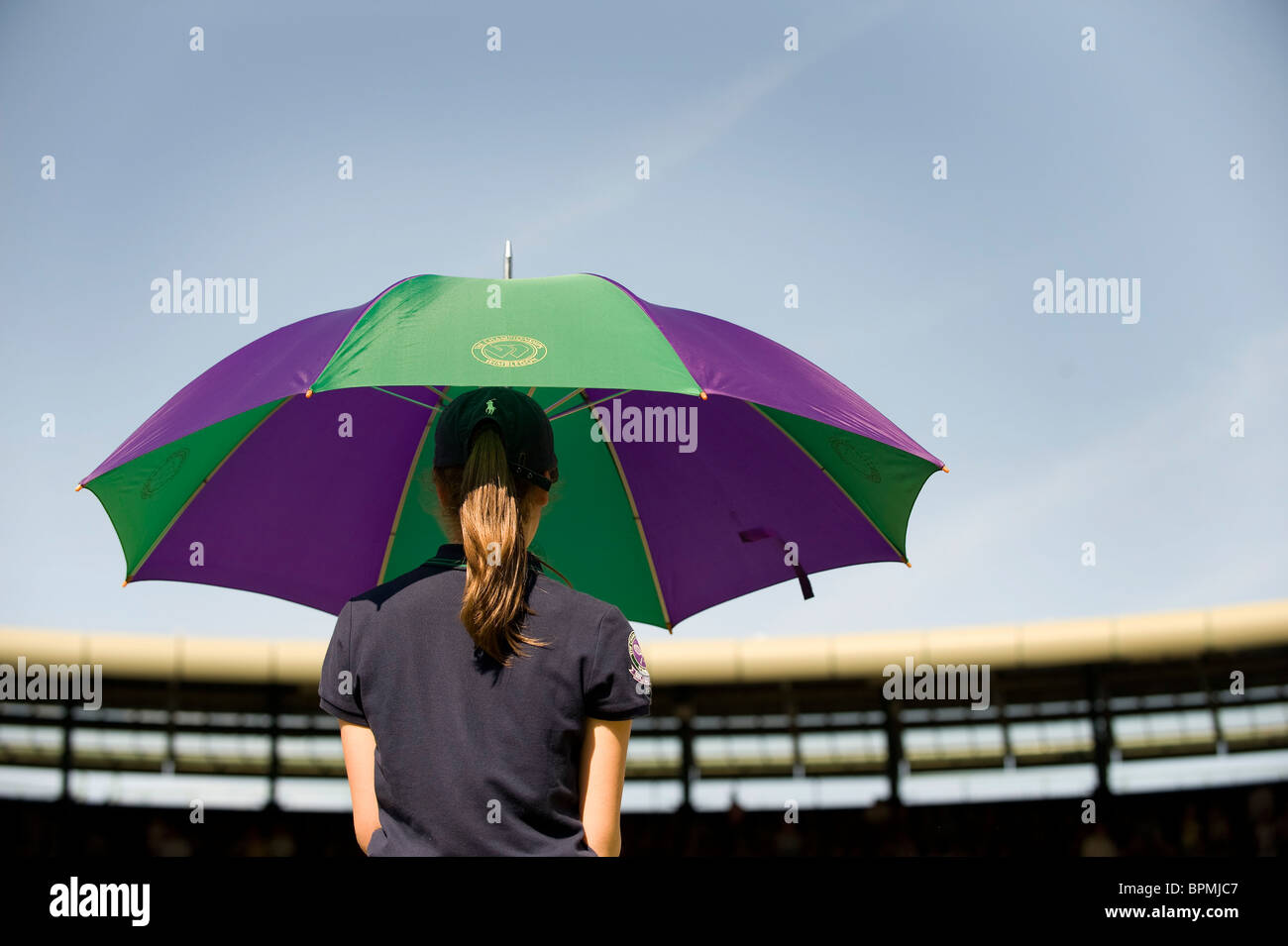 Une balle girl détient un parapluie sur cour 1 pendant la Wimbledon Tennis Championships 2010 Banque D'Images