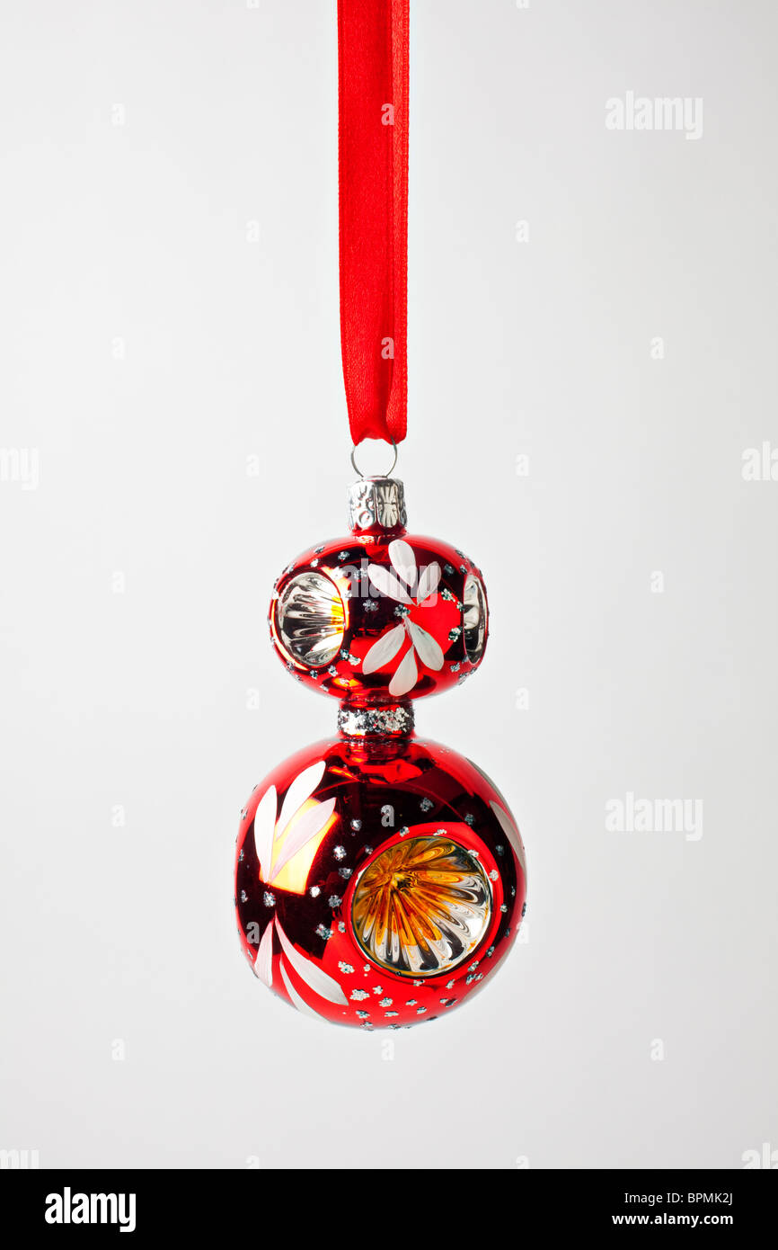 Ornement de Noël rouge avec ruban rouge Banque D'Images