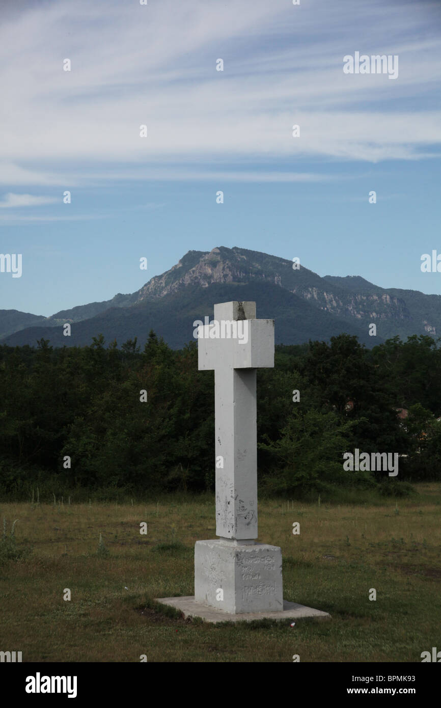 Croix de pierre blanche dans un champ, près de Olot dans la Comarca de la Garrotxa province de Gérone Catalogne en Espagne Banque D'Images