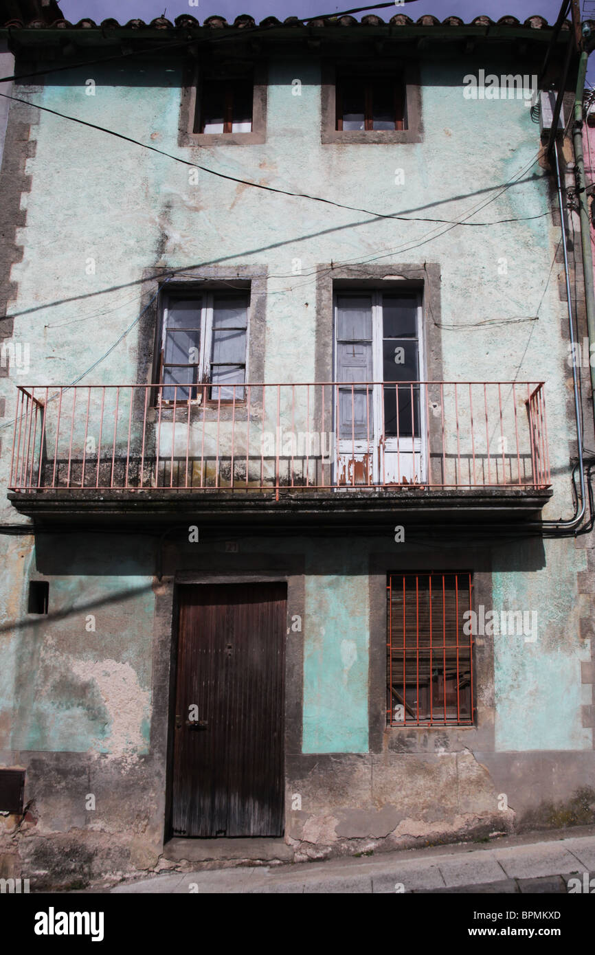 Balcon fenêtres mal-logement de la rue scène de Olot dans la Comarca de la Garrotxa province de Gérone Catalogne en Espagne Banque D'Images