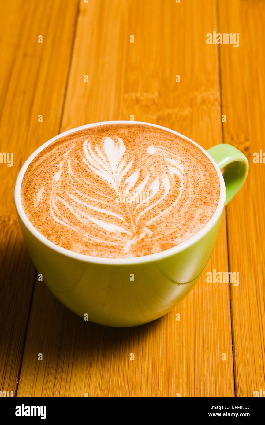 Un verre de l'espresso dans une tasse sur une table en bambou. Seattle, WA Banque D'Images Un verre de l'espresso dans une tasse sur une table en bambou. Seattle, WA Banque D'Images