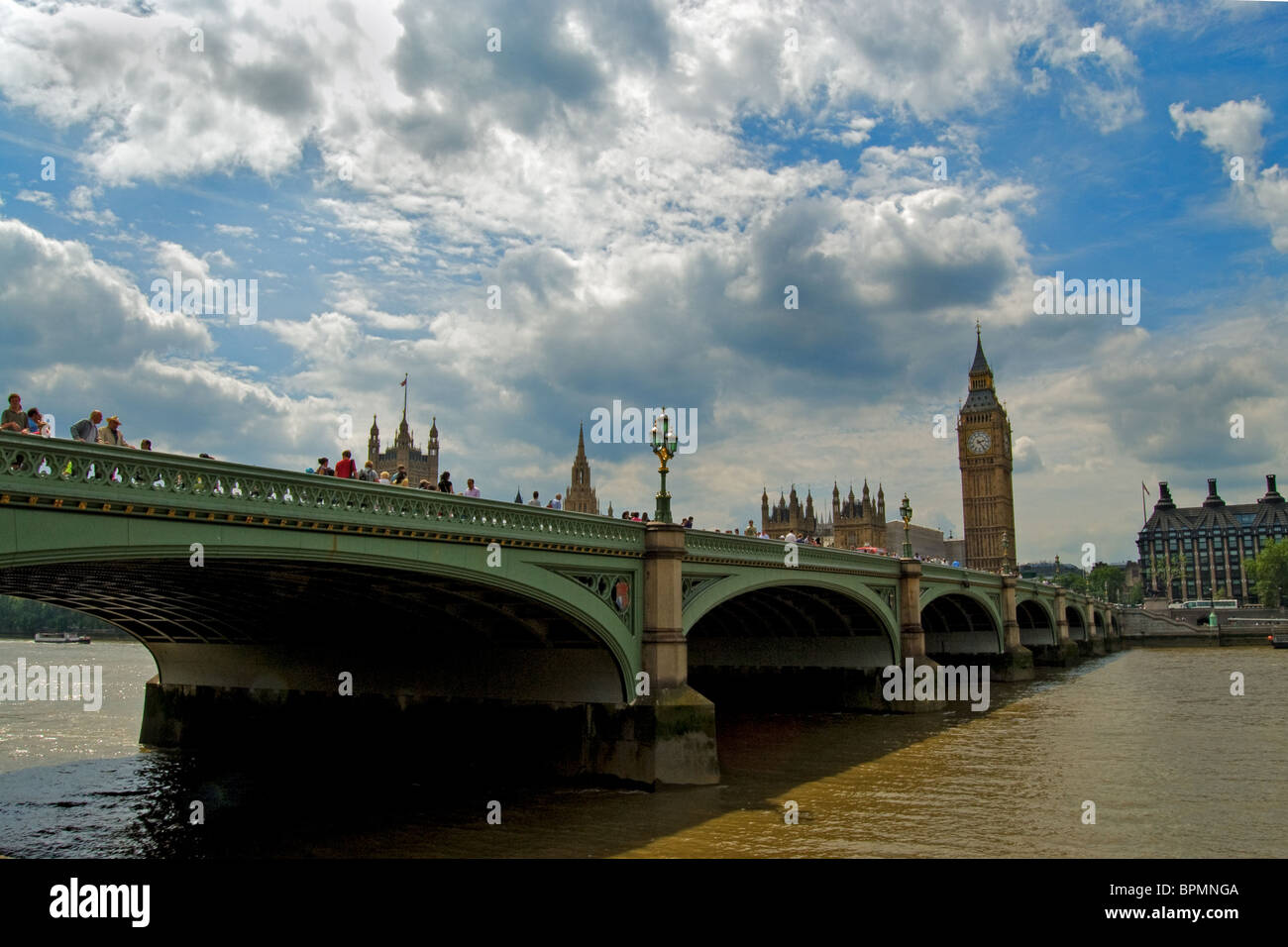 Le pont de Westminster prises à partir de la rive sud de Londres avec des chambres du parlement dans l'arrière-plan. Banque D'Images