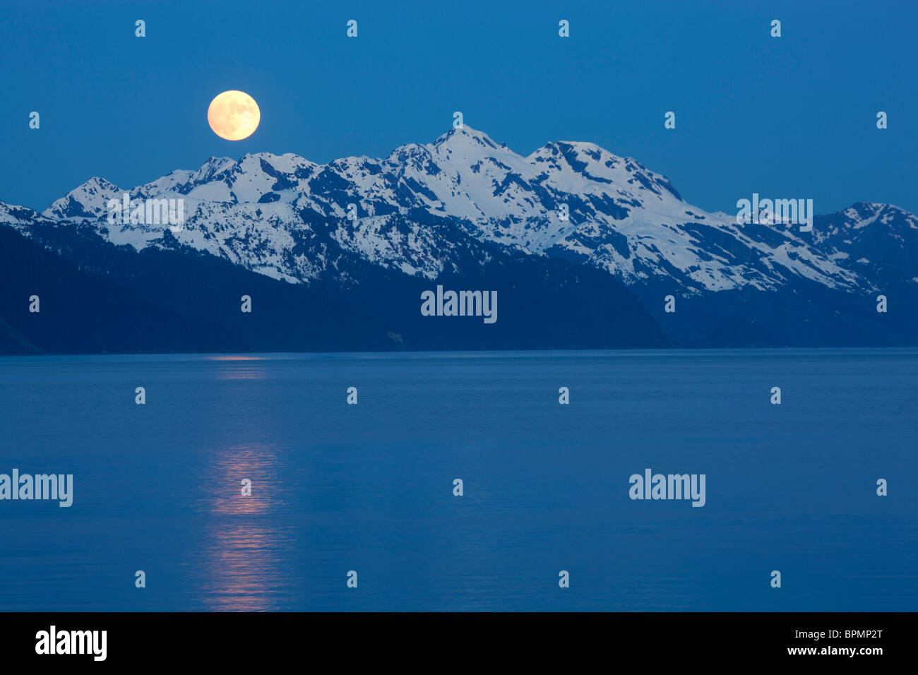 Pleine lune sur la baie de résurrection, Seward, Alaska. Banque D'Images