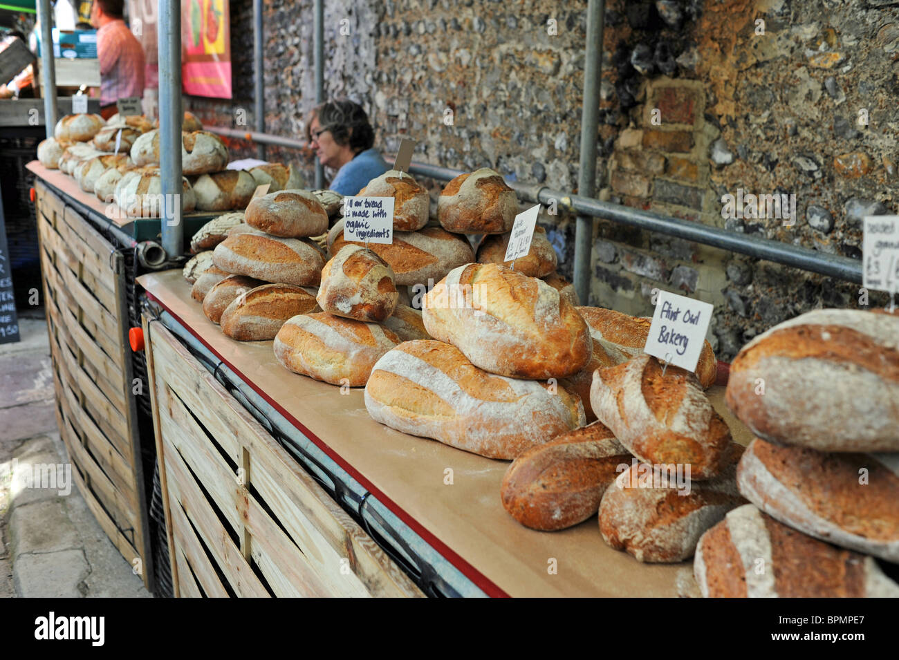 Du pain frais en vente au marché des produits agricoles de Brighton a lieu chaque samedi à North Road UK Banque D'Images