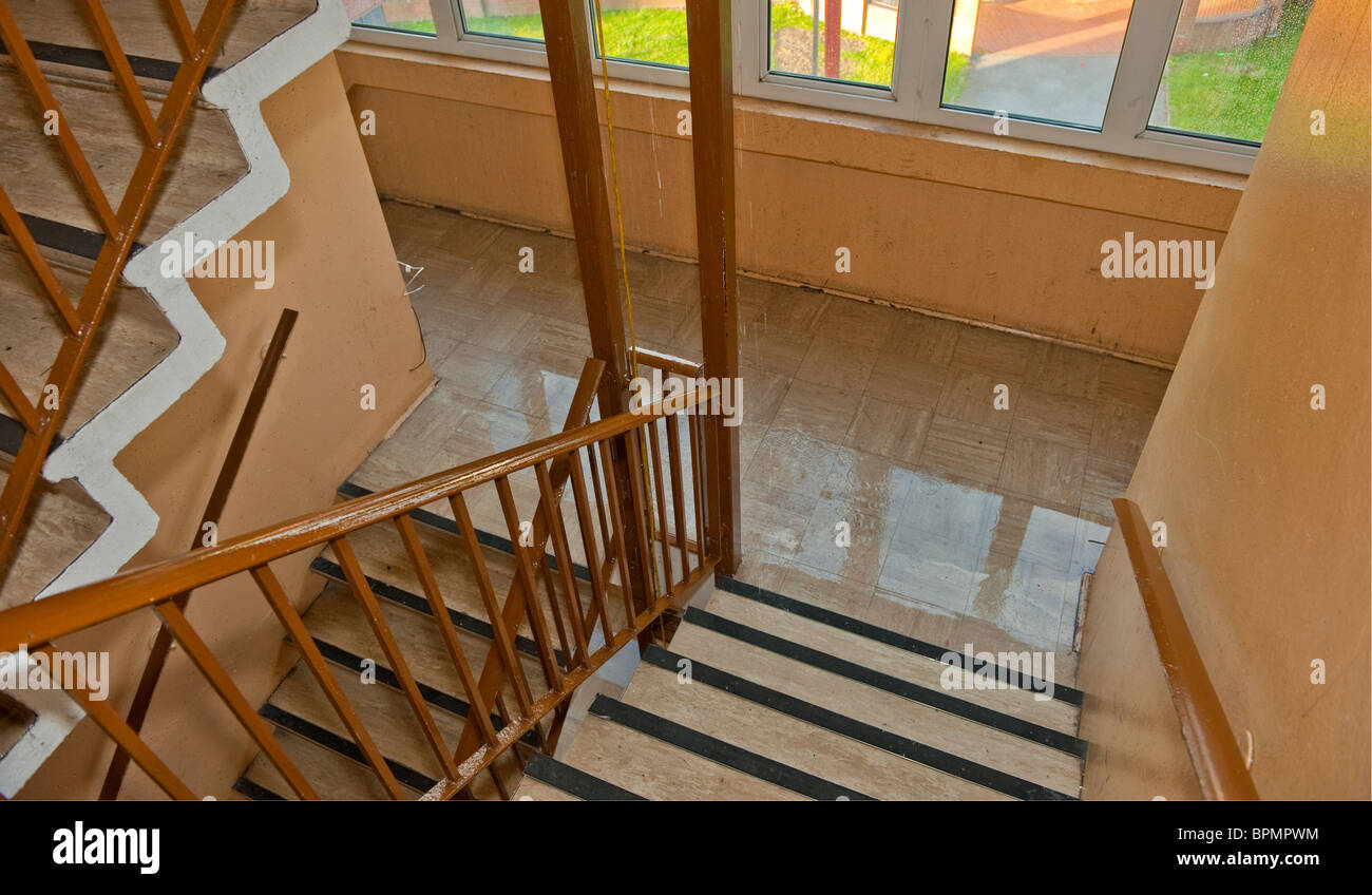 Escaliers inondés en bloc d'appartements Banque D'Images
